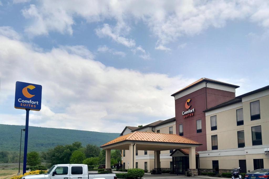 a hotel with a truck parked in front of a building at Comfort Suites Altoona North in Altoona