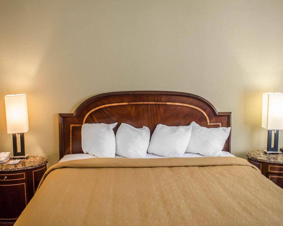 Quality Inn & Suites Pensacola Bayview - 