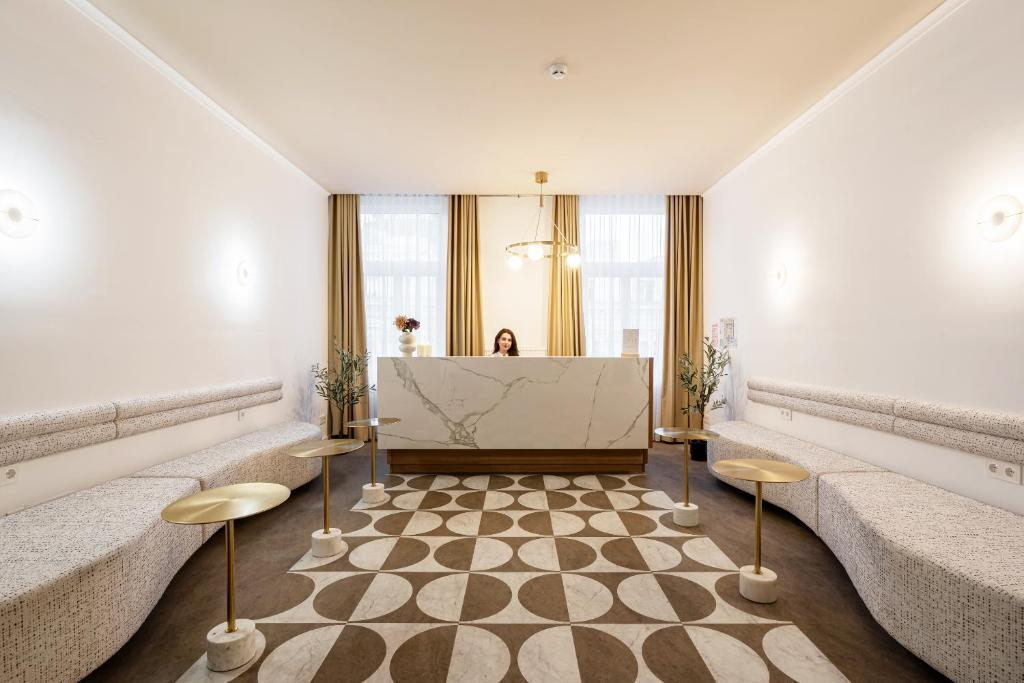 a waiting room with two benches and a table at La Maison Parliament by BQA in Budapest