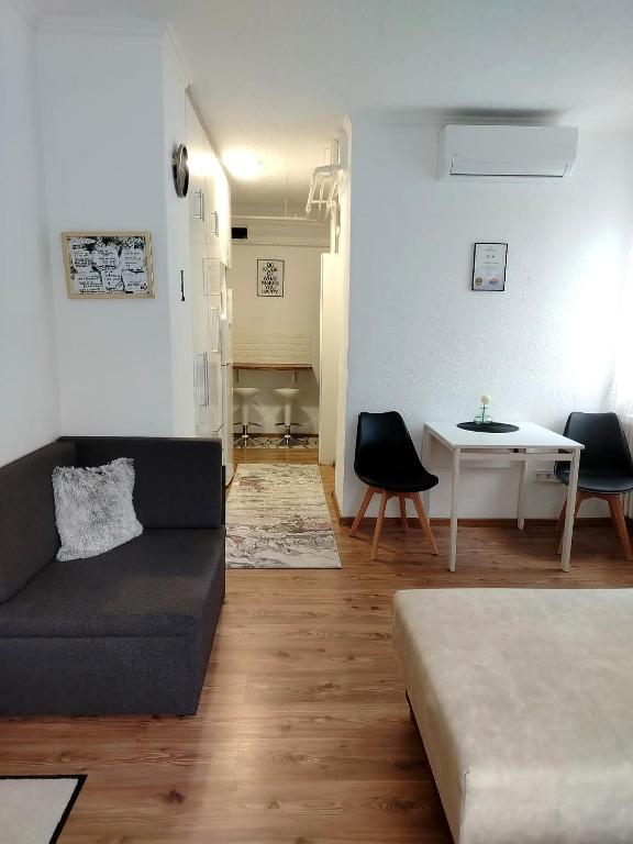 a living room with a couch and a table at Átutazó Apartman in Nyíregyháza