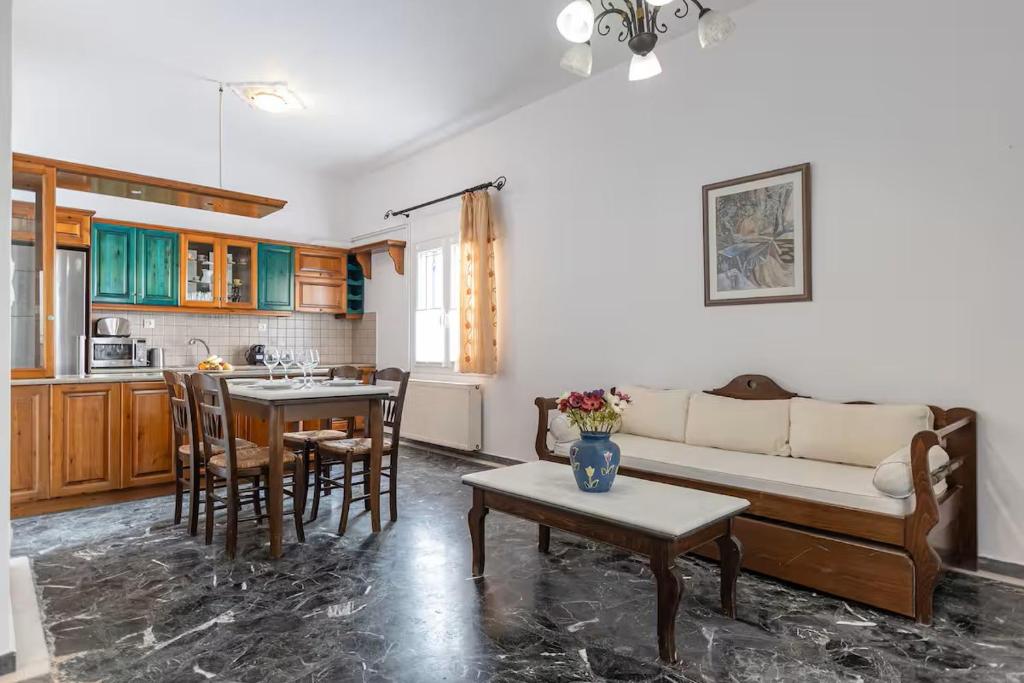 4 Min Walk To Beach Apartment