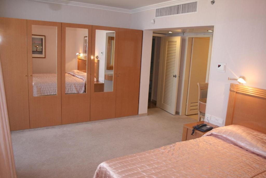 THE SEASONS HOTELS