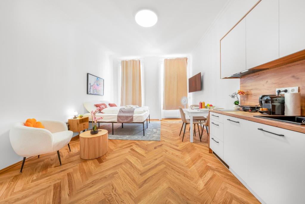 Modern studio, 14 minutes to the center, 2 people