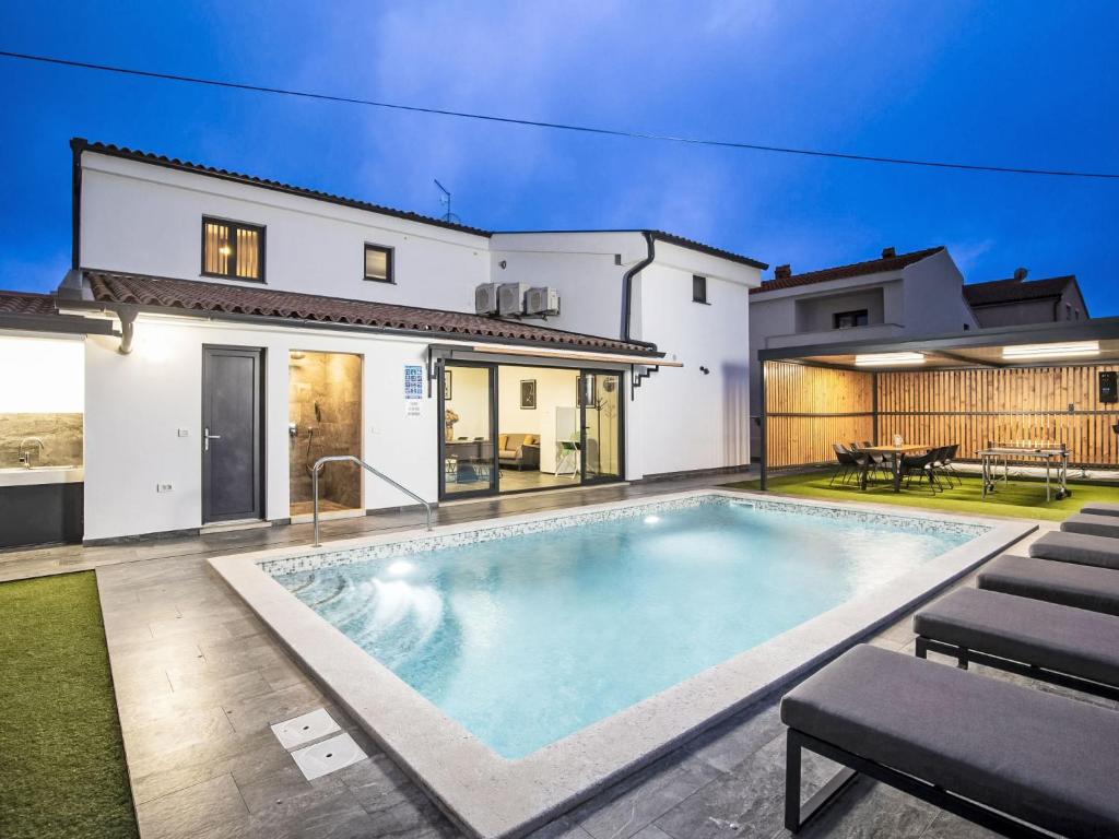 Holiday Home 4 SZ mit Bad en suite Pool und Sommerküche by Interhome