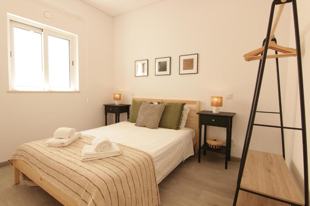 2-BDR Apartment w/ Private Patio, Central Faro
