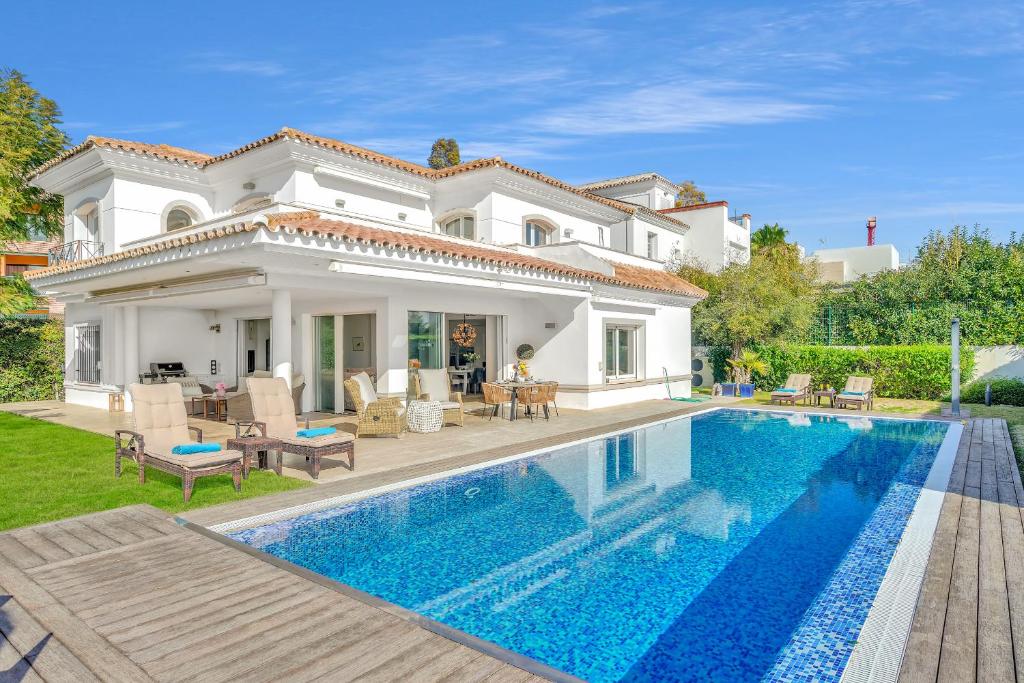 Villa Molly - Elegant Beachside Home by Finest Rentals