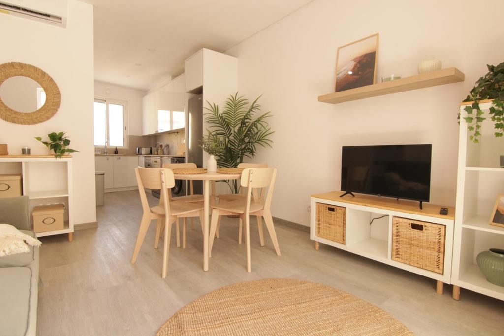 2-BDR Apartment & Terrace, Central Faro