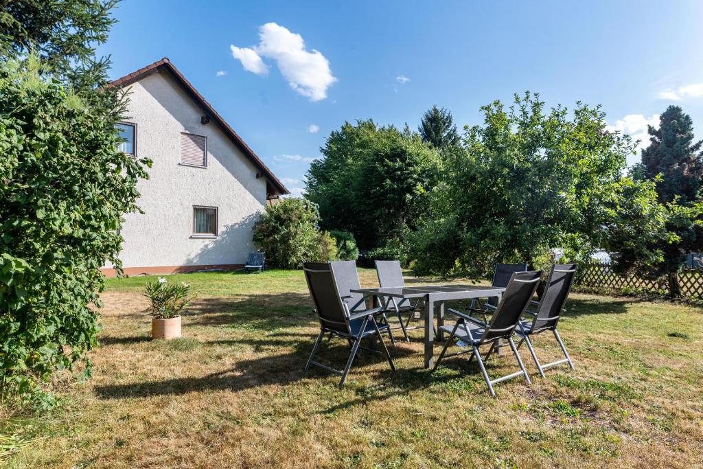 a table and chairs in the yard of a house at Work&Travel-Pension Tobias in Selb