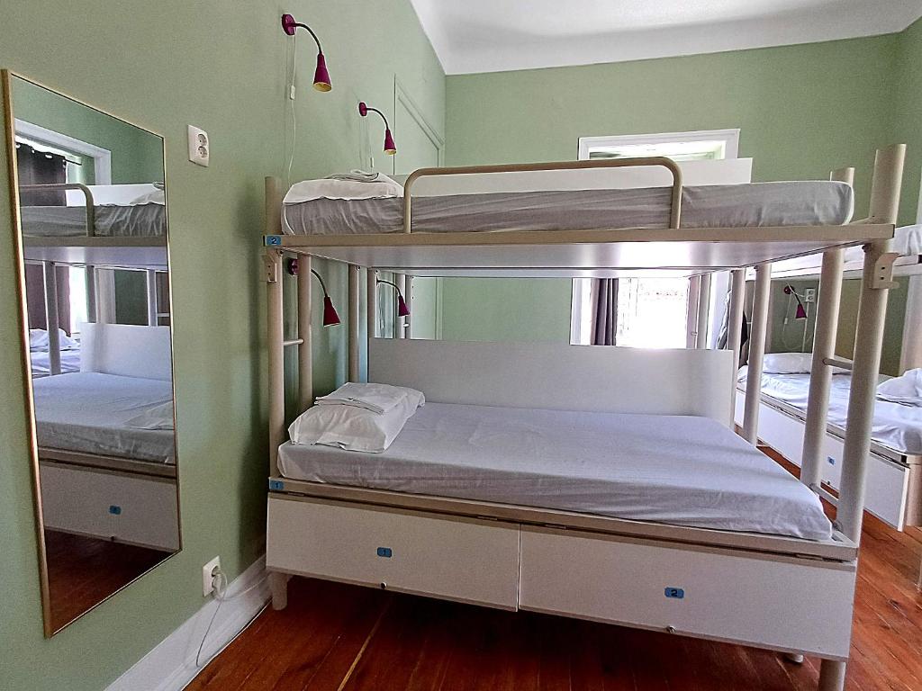 Safestay Lisbon Bairro Alto - 8人宿舍女房间内带共用浴室的床位