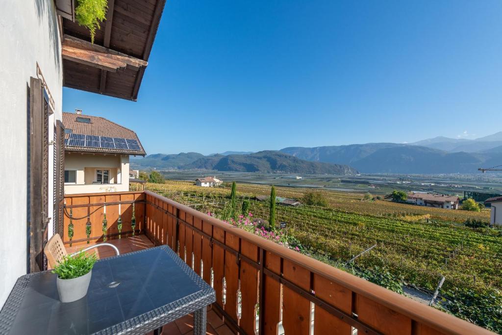 a balcony with a table and a view of mountains at Apartments Burgunderhof in Termeno