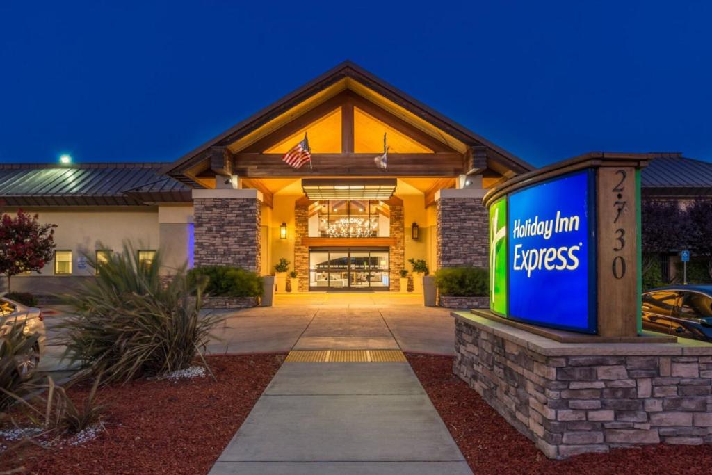 a building with a sign in front of it at Holiday Inn Express Walnut Creek by IHG in Walnut Creek