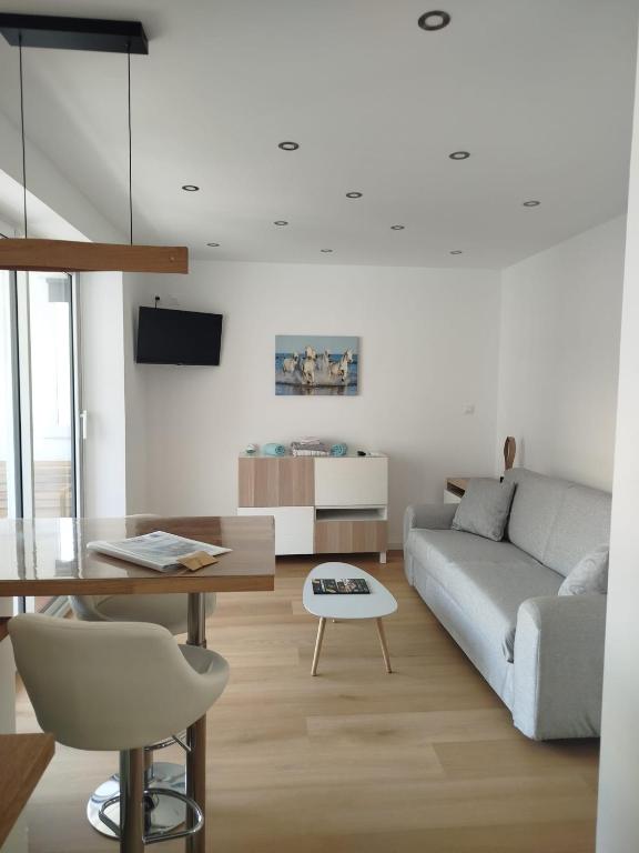 Grande Motte, Studio élégant, tout confort proche de la mer et du centre, lumineux avec balcon