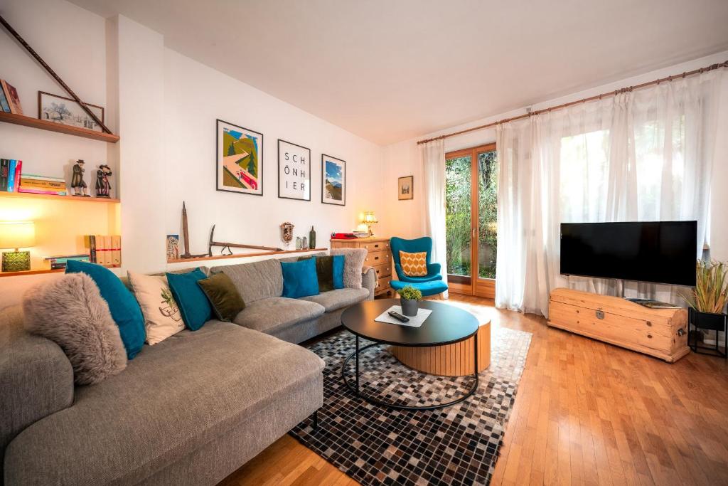 a living room with a couch and a flat screen tv at Reihenvilla Ambachgasse in Caldaro