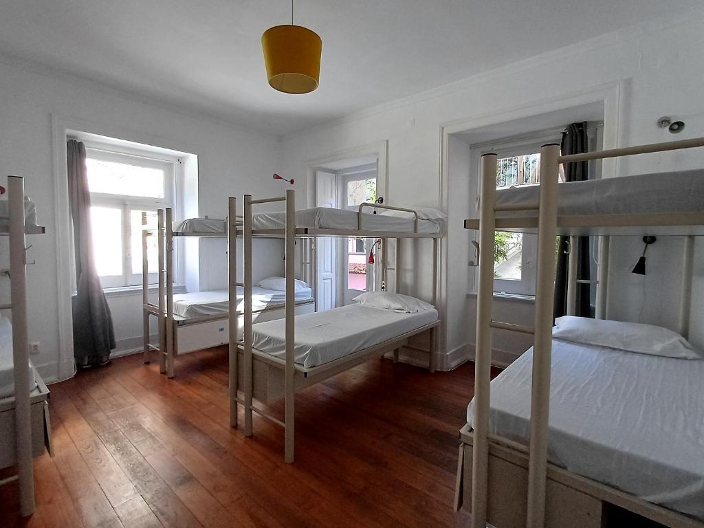 Safestay Lisbon Bairro Alto - 男生宿舍的床