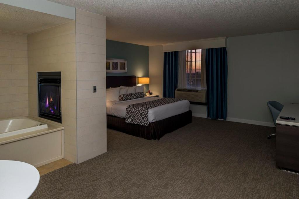 Crowne Plaza Hotel and Suites Pittsburgh South, an IHG Hotel - 