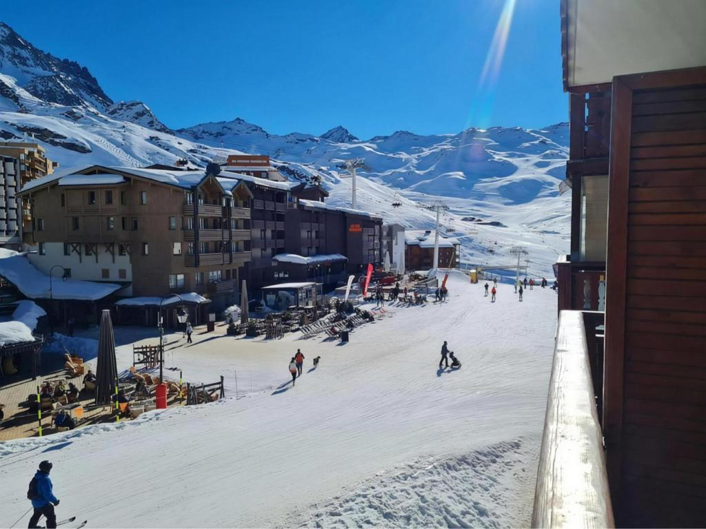 Front de Neige Val Thorens - Skis aux pieds, balcon vue montagne