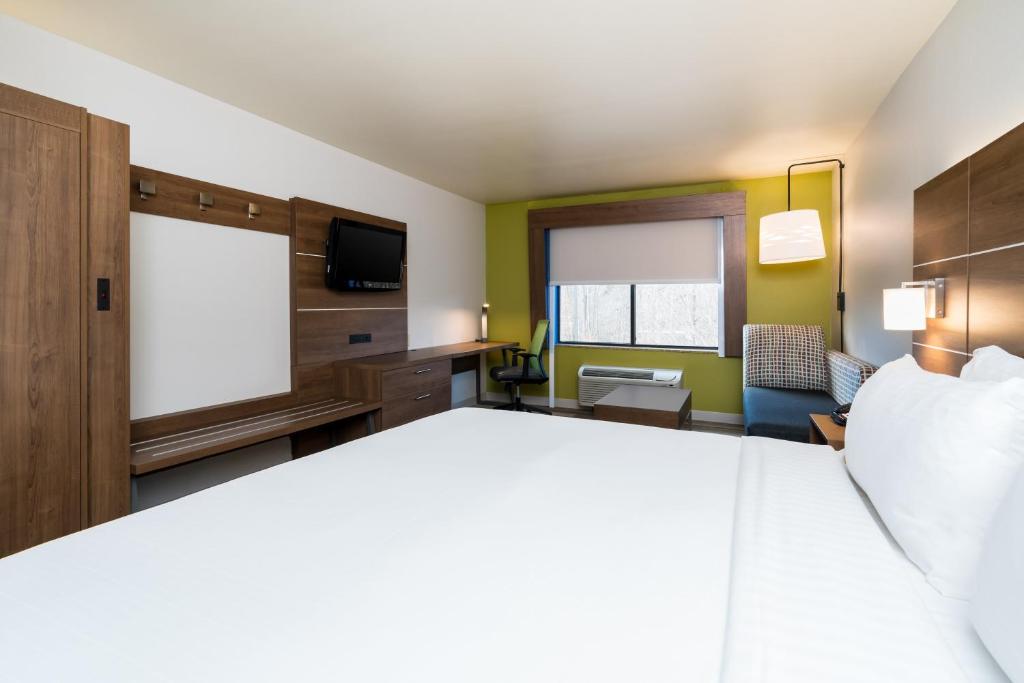Holiday Inn Express & Suites Rocky Mount Smith Mountain Lake by IHG - King Room - Mobility Access/Hearing Accessible