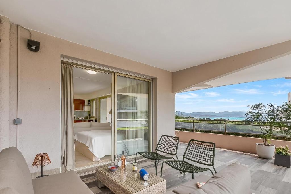 Studio Near Beach, Sea View & Garage - Happy Rentals