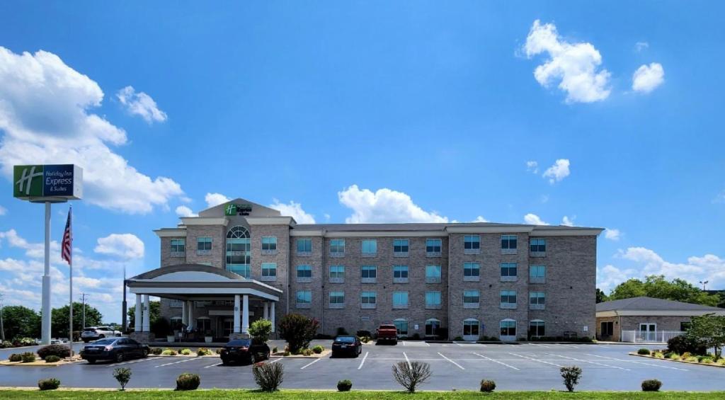 a hotel with cars parked in a parking lot at Holiday Inn Express Hotel & Suites Somerset Central by IHG in Somerset