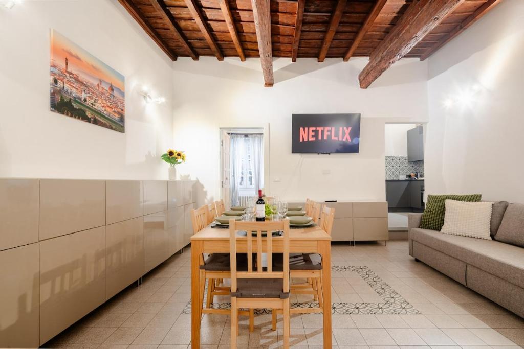Apt in Storic Center with 10Min Walk to Duomo & Uffizi with 3BDR