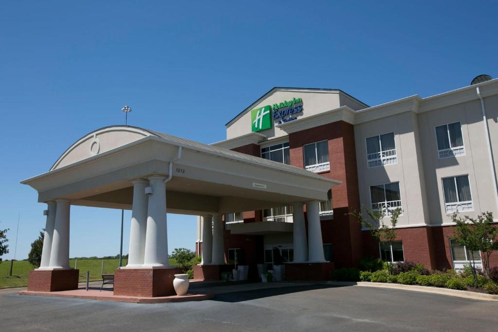a hotel with a gazebo in a parking lot at Holiday Inn Express & Suites Brookhaven by IHG in Brookhaven