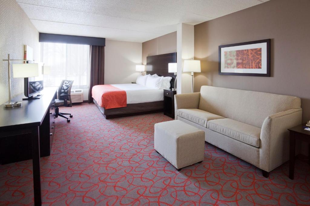 Holiday Inn Express & Suites Bloomington West, an IHG Hotel - 