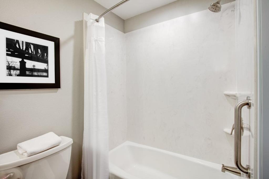 Holiday Inn Lafayette North, an IHG Hotel - 