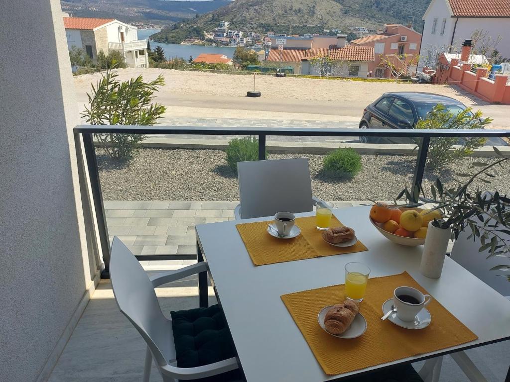 Apartments with parking space Rogoznica - 22157