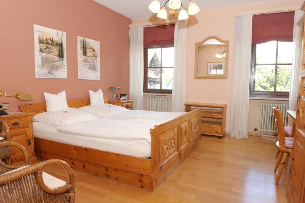 Postel nebo postele na pokoji v ubytování Hotel Sarbacher