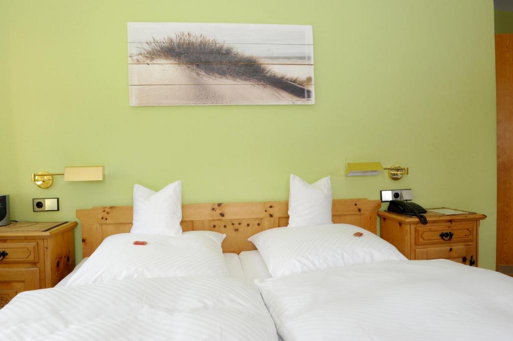 Postel nebo postele na pokoji v ubytování Hotel Sarbacher