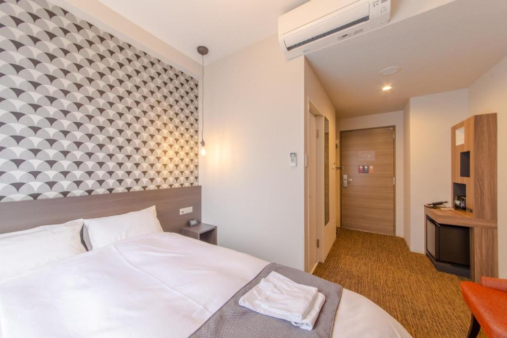 Postel nebo postele na pokoji v ubytování Hotel M's Plus Shijo Omiya