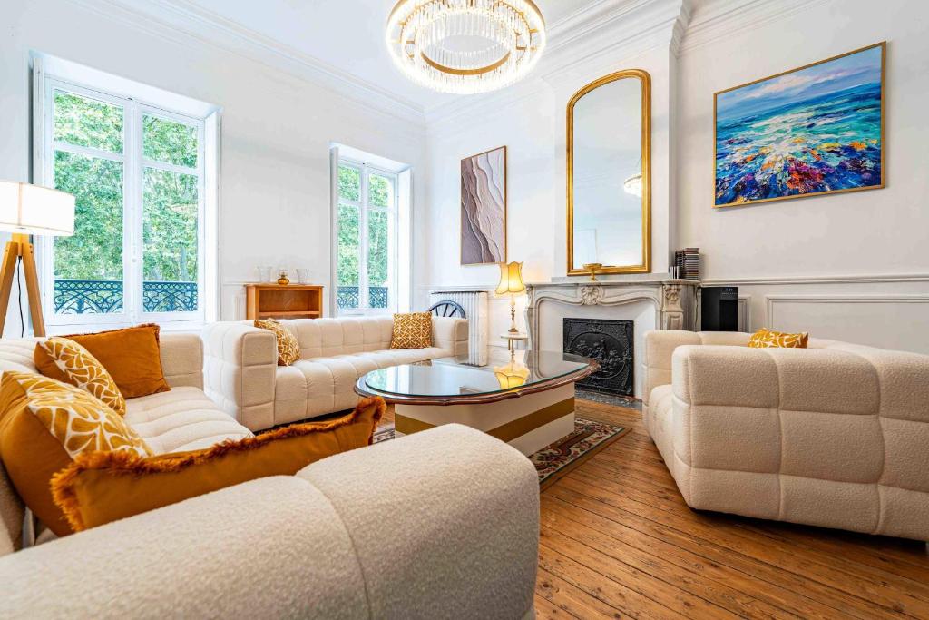 Elegant 130sqm AC Apt Square Gambetta