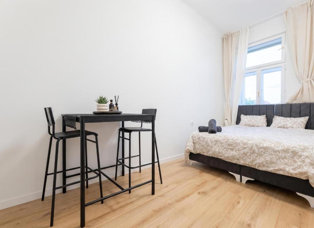 Elegant 4BR Apt, Prime Location Near Westbahnhof