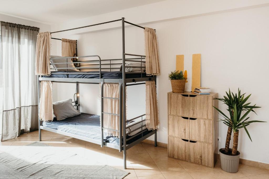 Beach Aldeia Caiçara Surf Lodge - Arrifana - Bed In 4-Bed Mixed Dormitory Room