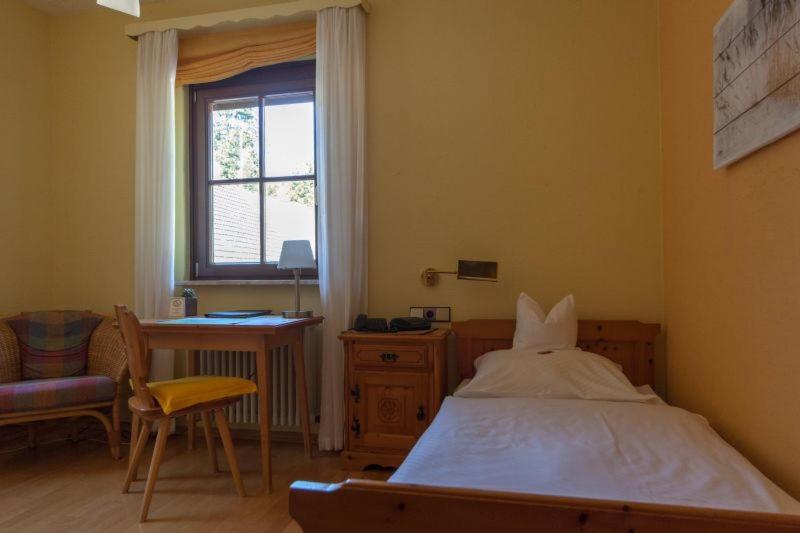 Postel nebo postele na pokoji v ubytování Hotel Sarbacher