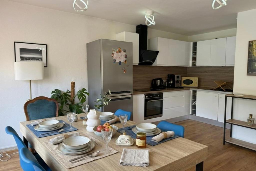 Family apartment with terrace near the sea