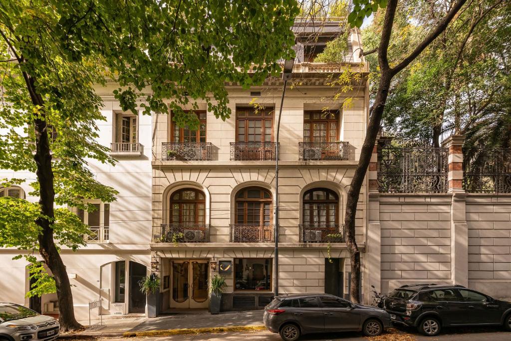 Historic street facade of Hub Porteño in Recoleta