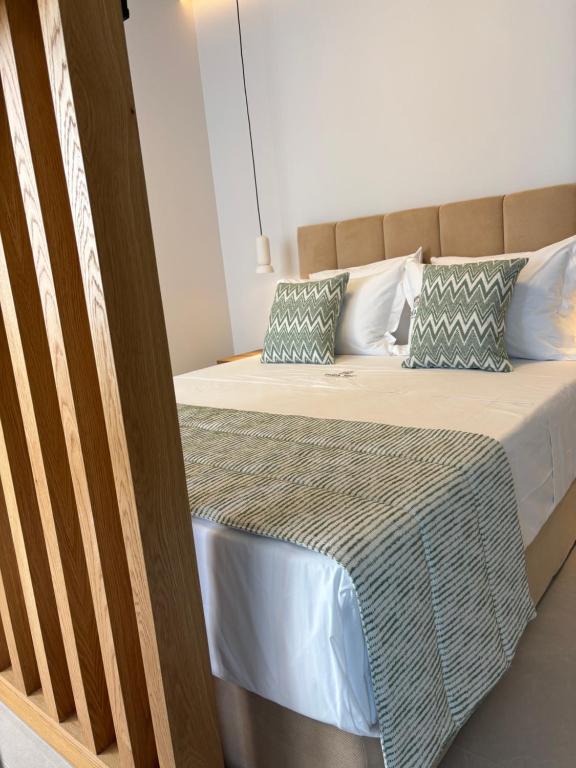 Bungalow White Tennis Apartments & Suites - 