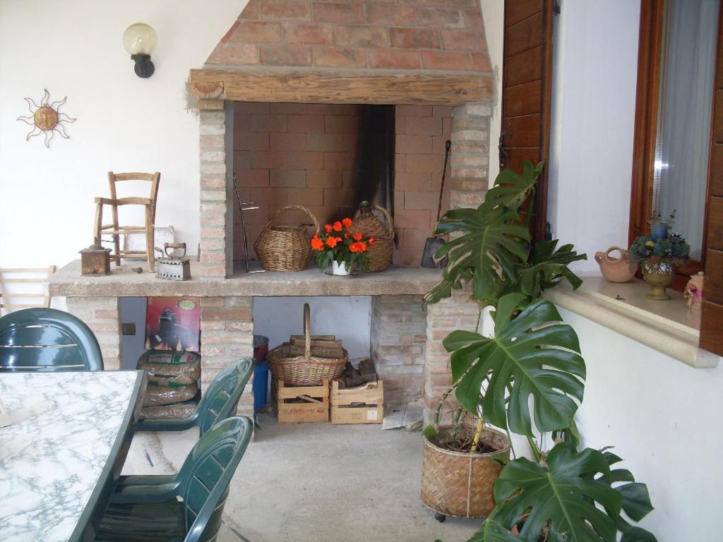 Barbarano VicentinoにあるBed & Breakfast Danielleのレンガ造りの暖炉(テーブル、椅子付)が備わる客室です。