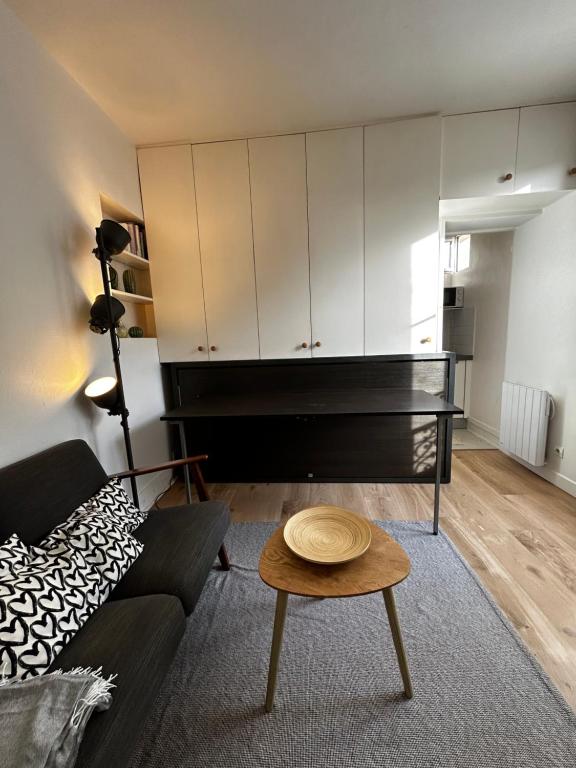 Studio moderne, calme idéal pour mobilité, télétravail, études, proche métro, commerces, bistrots parisien et tout monuments parisiens
