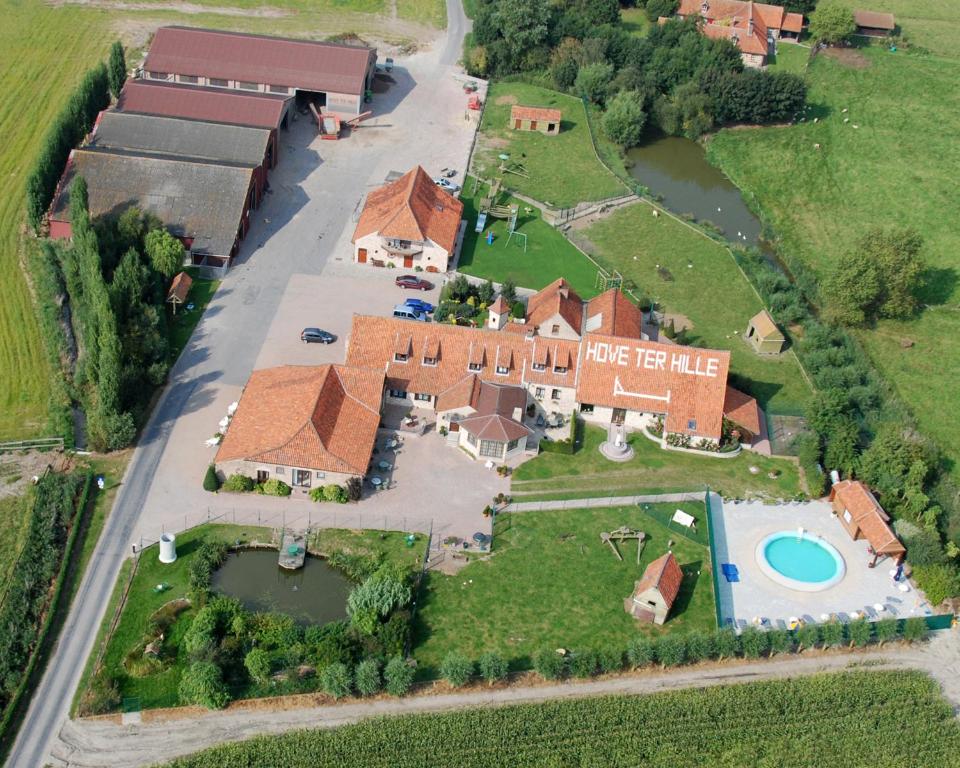 - une vue aérienne sur un grand domaine avec une maison dans l'établissement Hove Ter Hille, à Jabbeke