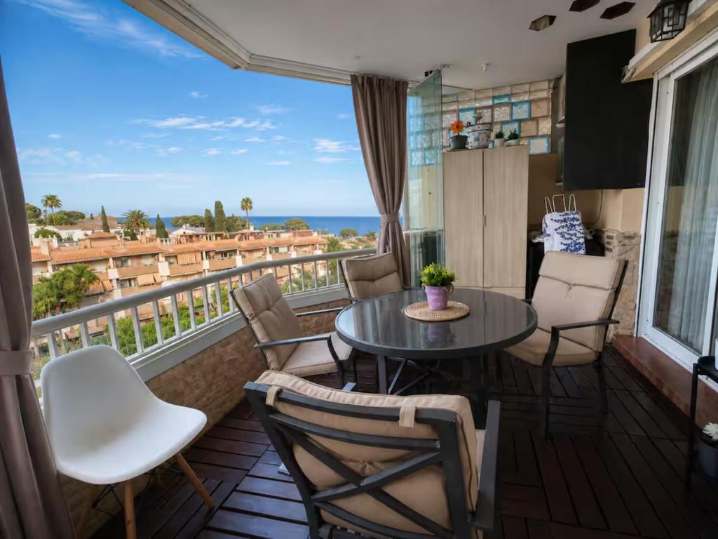 Ático duplex cerca de la playa, con piscina según temporada, jardines y parking