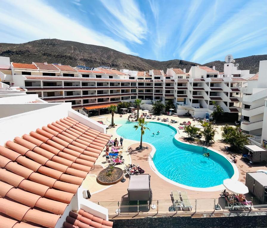 Los Cristianos Penthouse and studio with Sea Pool and Mountain Views