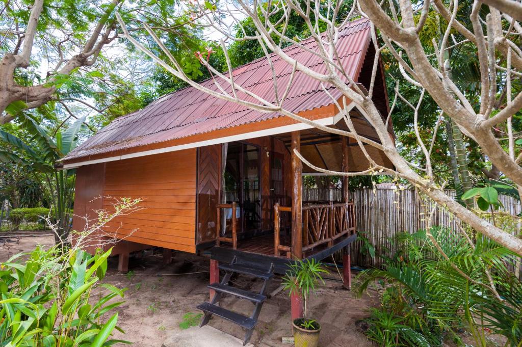 a small tree house with a red roof at Palm Leaf Resort Koh Tao in Ko Tao