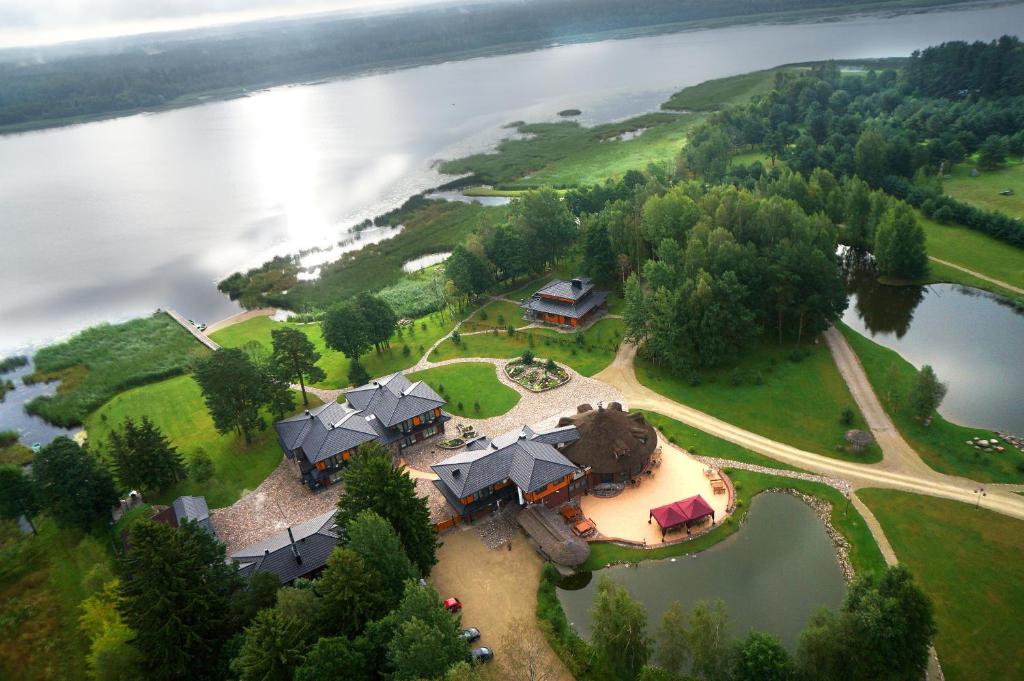 eine Luftansicht eines Hauses auf einer Insel im Wasser in der Unterkunft Vila Dubgiris in Plinkšės