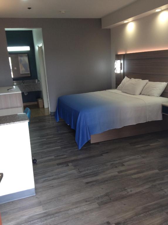 Super 8 by Wyndham Houston North I-45 - Housity
