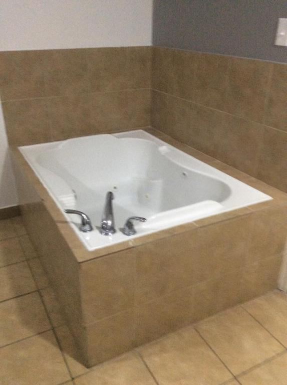 Super 8 by Wyndham Houston North I-45 - 