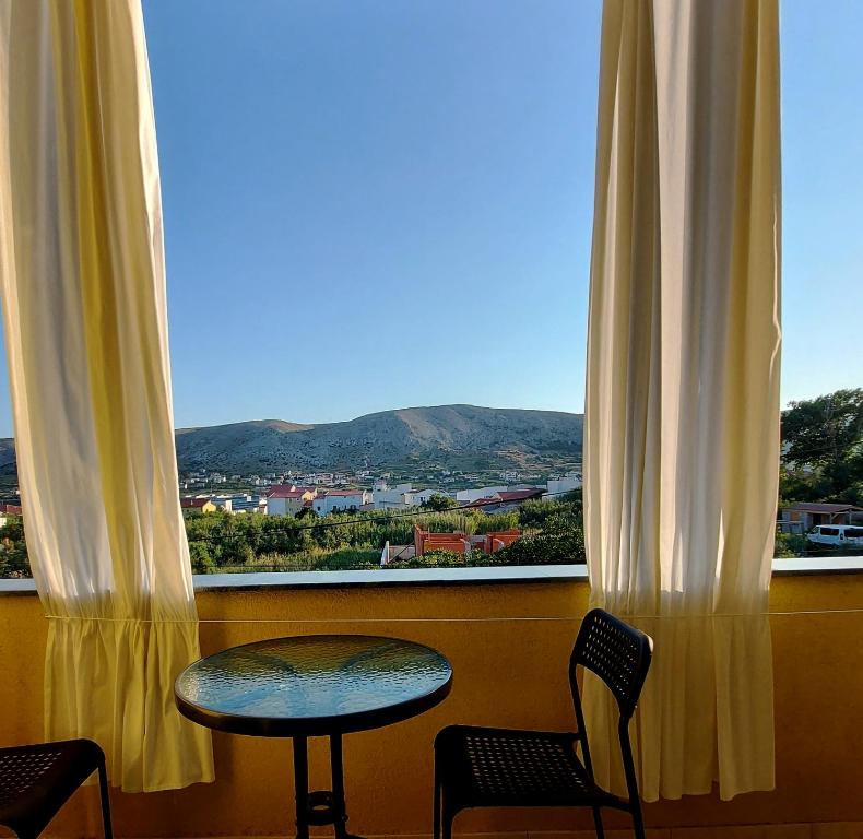 Apartments Kate - with Balcony & Free Private Parking Near the Centre