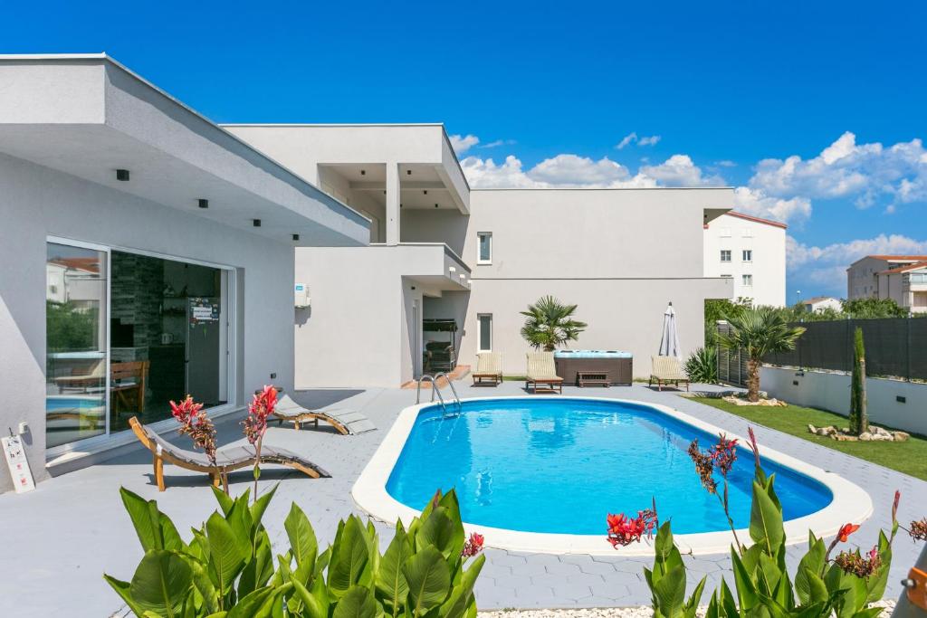 Family friendly house with a swimming pool Kastel Stafilic, Kastela - 21263