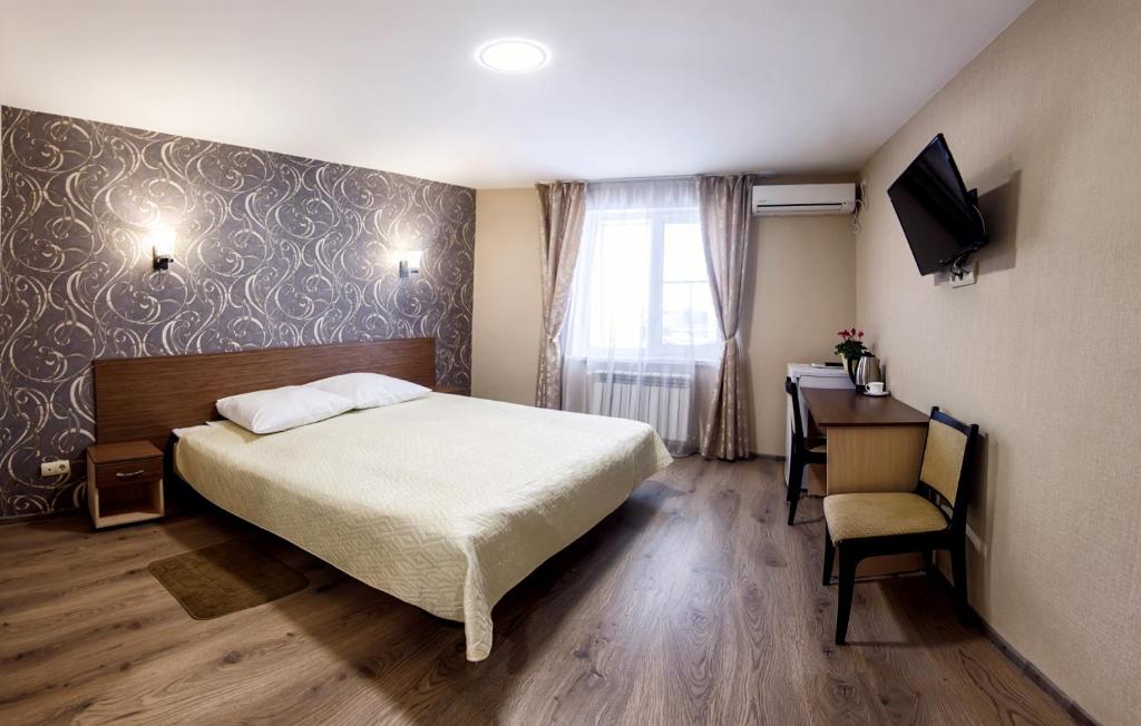 ヨシュカル・オラにあるGostinitsa Tairのベッドルーム1室(ベッド1台、デスク、椅子付)